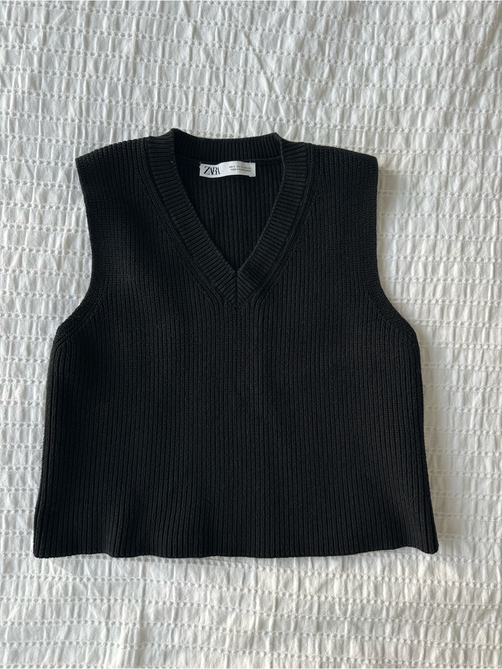 Zara: Black Ribbed V-Neck Sleeveless Sweater Vest